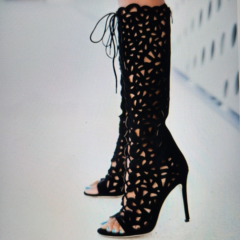 NWOT Via Spiga Tressa Black Suede Laser Cut Back Zip Heel Peep Toe Boot 7.5